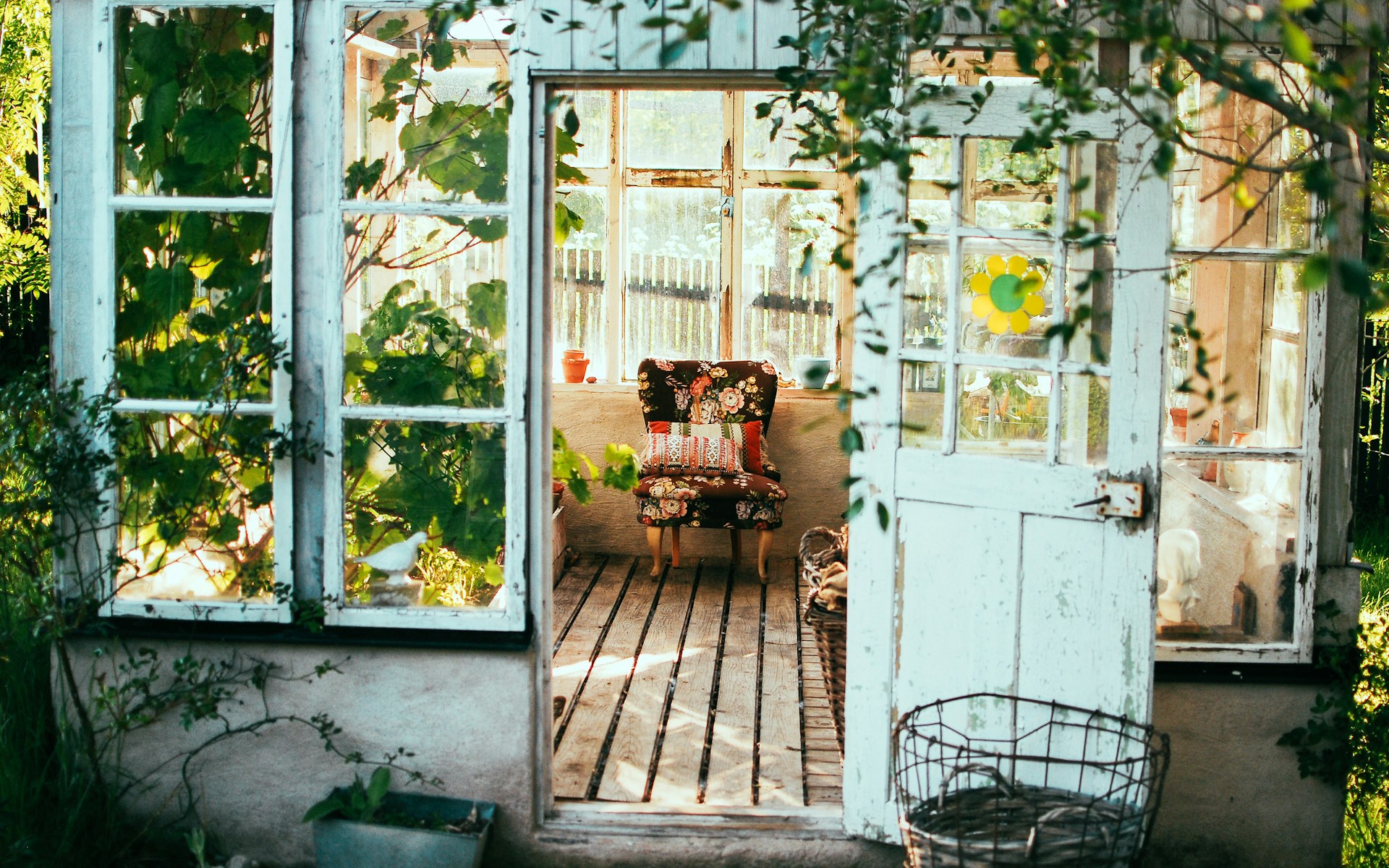 Cum să-ți creezi un spațiu de lucru în aer liber: biroul perfect în grădină
